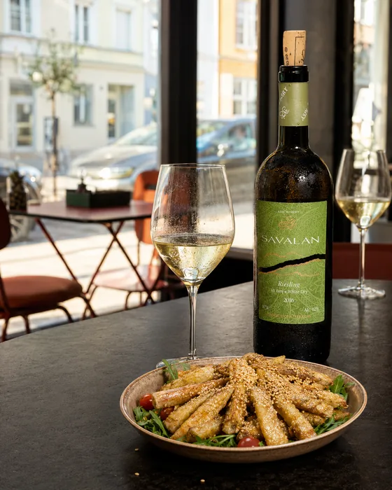 Knuspriger Auberginensalat mit einem Glas Weißwein