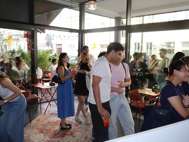Gäste im hellen Gastraum der JUNE Bar