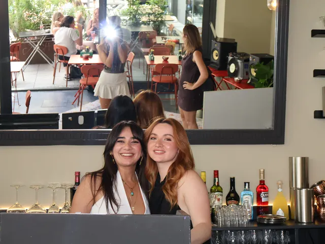 Günay und Nemo hinter der Bar