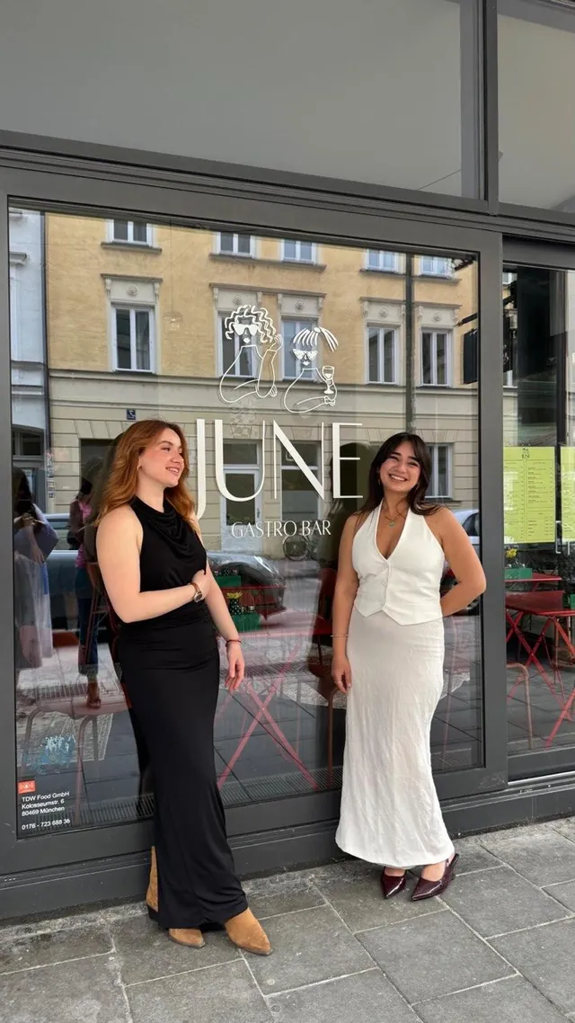 Günay und Nemo vor der JUNE Gastrobar