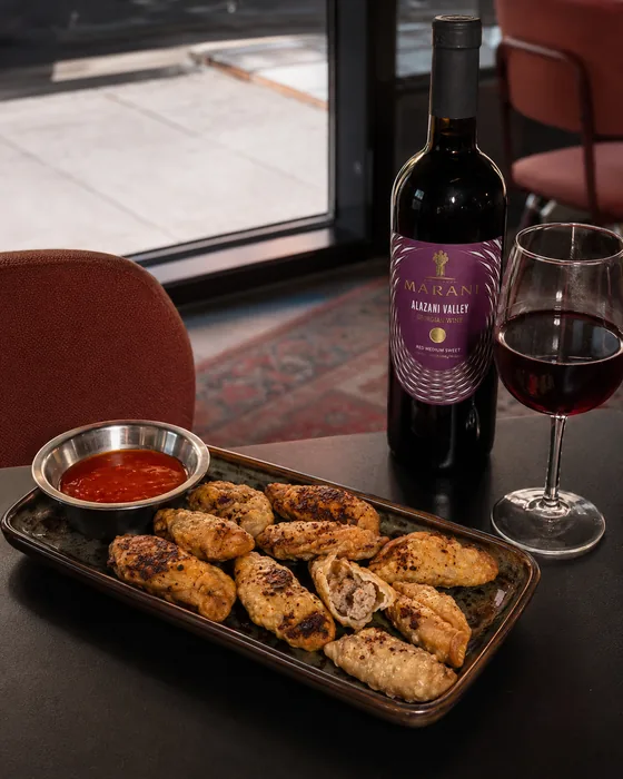 Gebratene Gurze mit Dip und Rotwein